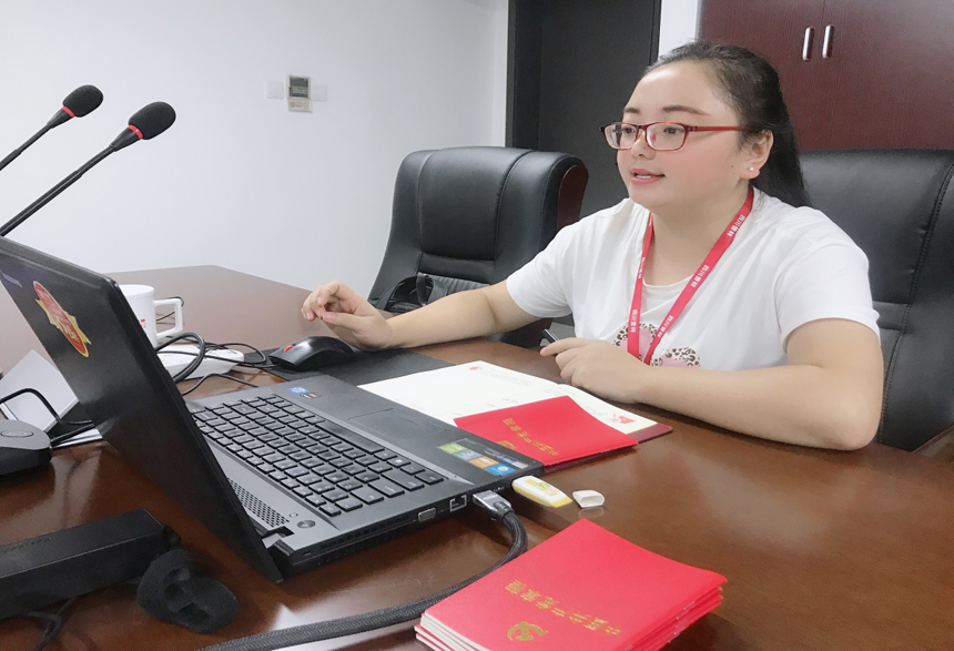 党支部书记黄金莲讲党课.jpg 党支部书记黄金莲讲党课.jpg